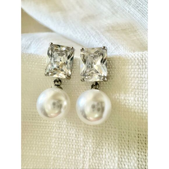 Super sparkly elongated radiant cut cubic zirconia faux pearl drop dangle earrin - Picture 3 of 5